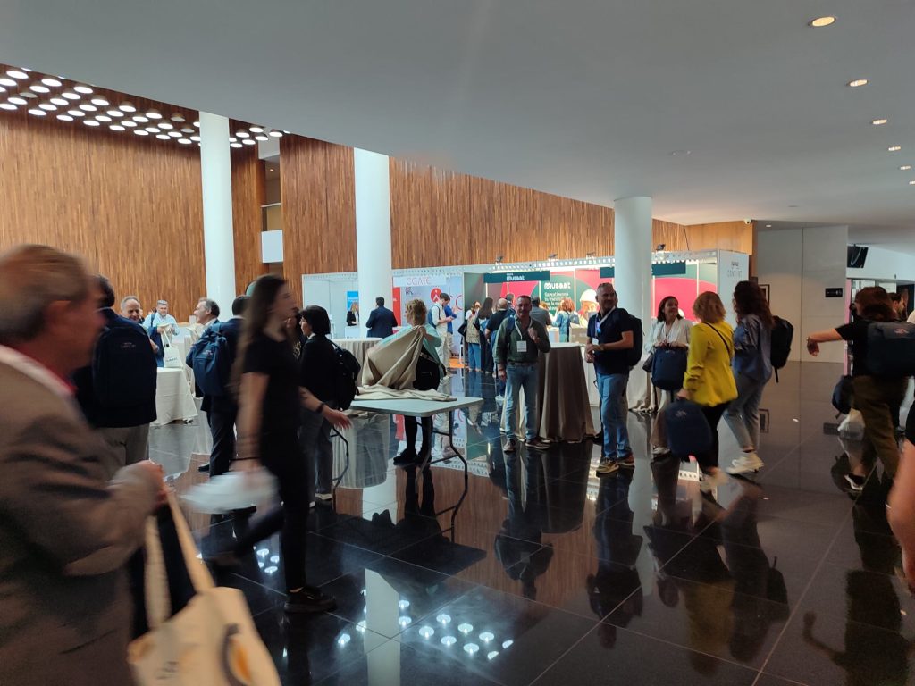 Vestíbulo del ADDA en CONTART 2026 con asistentes y zona comercial de expositores