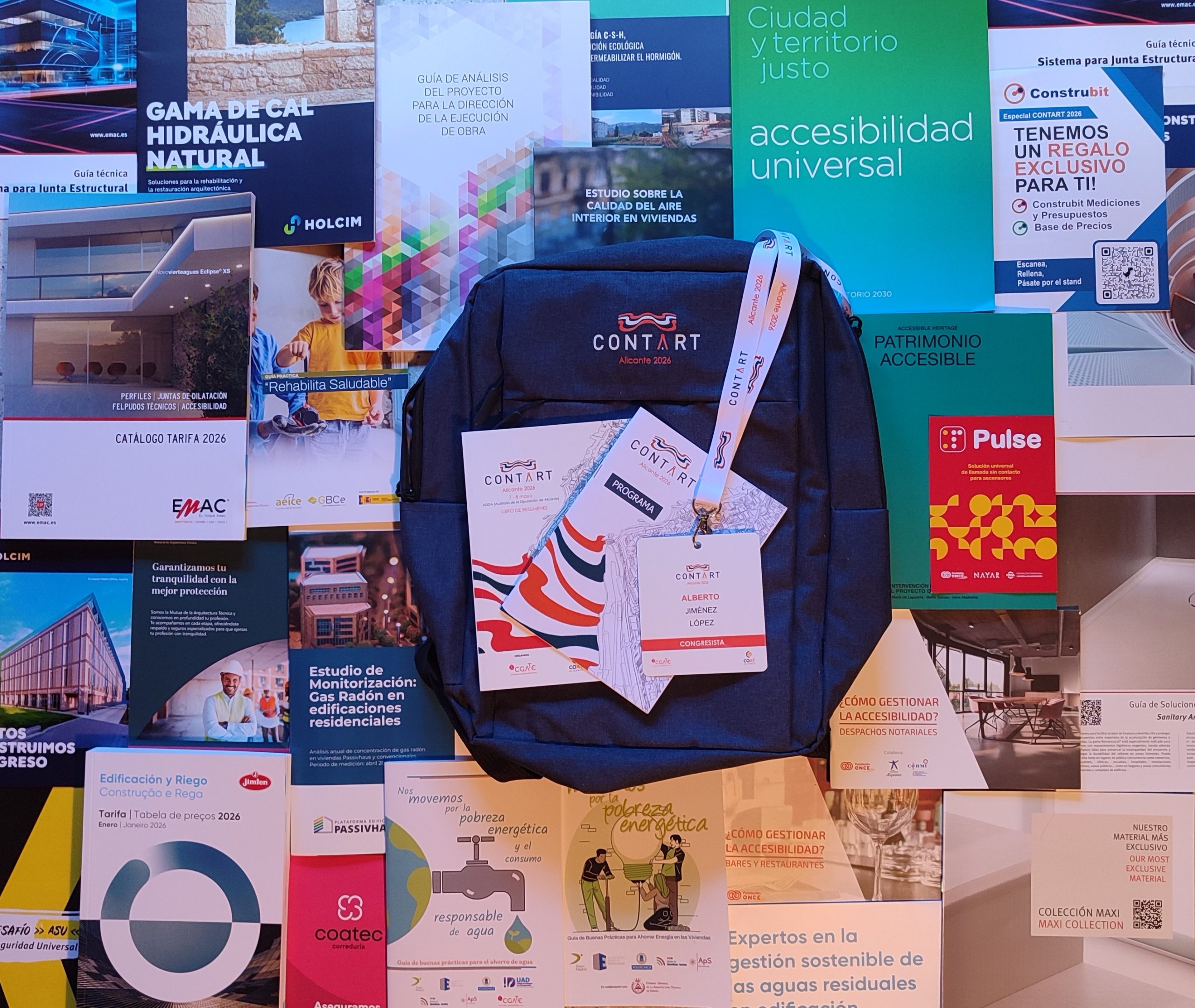 Mochila del Congreso CONTART 2026 con acreditación, guía y material recogido durante el evento