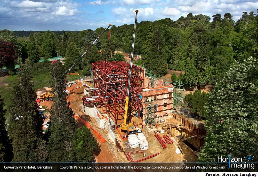 Dron sobrevolando la construcción de un hotel de lujo