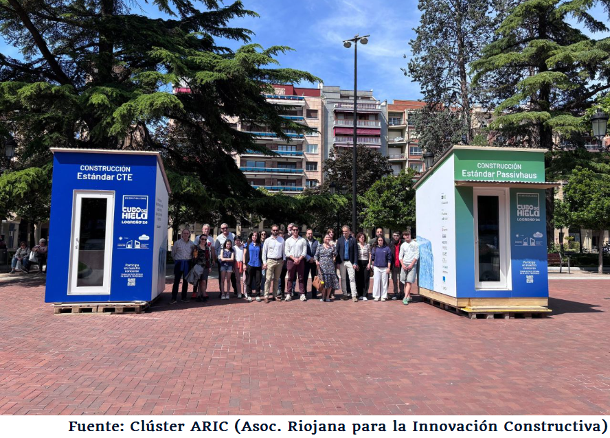Dos construcciones del reto del cubo de hielo en Logroño junto a autoridades municipales
