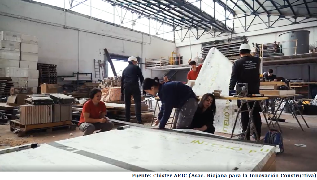Montaje de las construcciones del reto del cubo de hielo por voluntarios