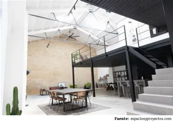 Interior de una nave industrial transformada en vivienda mediante un cambio de uso